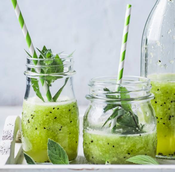 Grüner Smoothie mit Gurke, Kiwi und Minze