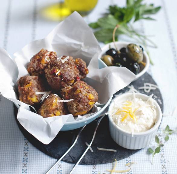 Mini-Frikadellen in einer Schüssel, daneben eine Schale mit Parmesancreme