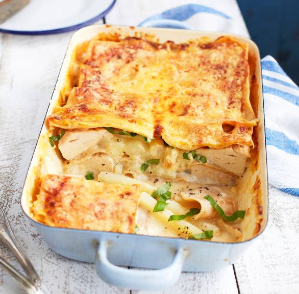 Selbstgebackene Vollkorn-Spargellasagne mit Hähnchen angeschnitten in einer Auflaufform