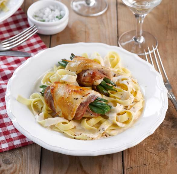 Hähnchenrouladen mit Bohnen-Salami-Füllung und Tagliatelle