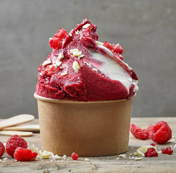 Himbeereis mit weißer Schokolade