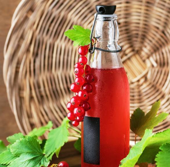 Schnelle Lillet Bowle mit Beeren - das Original | SoIsstItalien