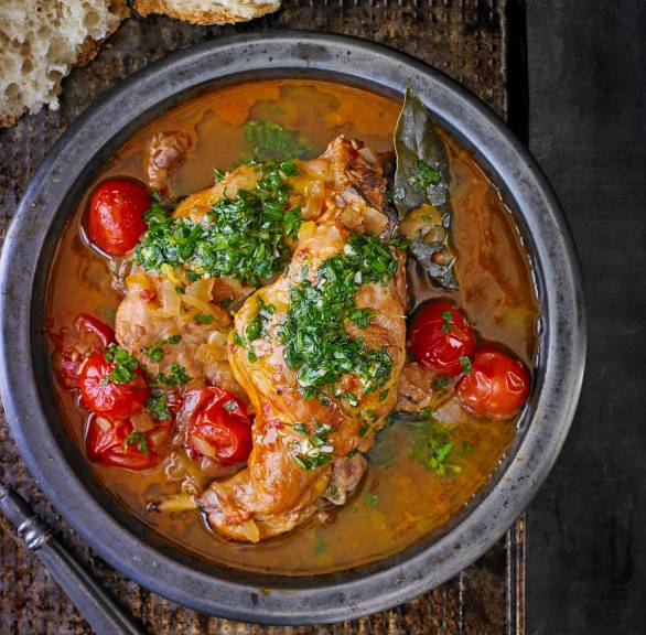 Kaninchen mit Gremolata und Tomaten