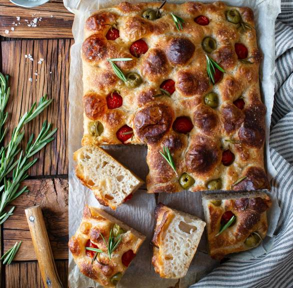 Kartoffel-Focaccia mit Tomaten, Oliven und Rosmarin