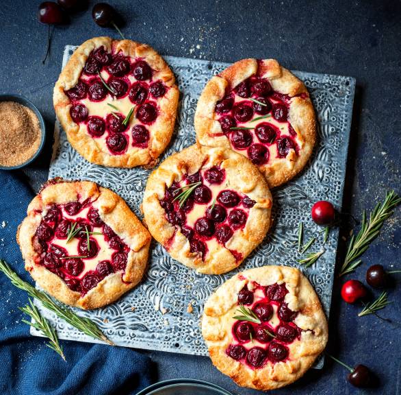 Kleine Rosmarin-Kirsch-Crostate