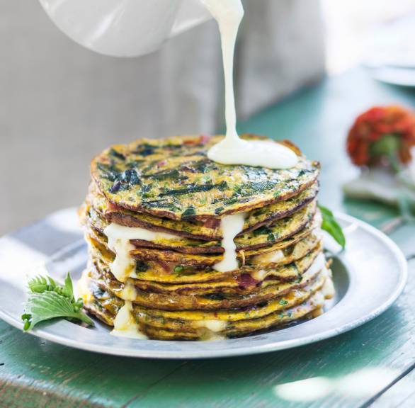 Kräuteromeletts mit cremiger Käsesoße