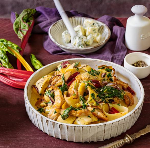 Mangold-Pasta-Pfanne mit Pute und Gorgonzolasoße