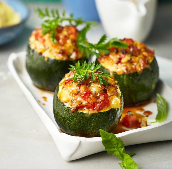 Drei mit Polenta, Knoblauchsud und Käse gefüllte Rondini angerichtet auf einem Teller