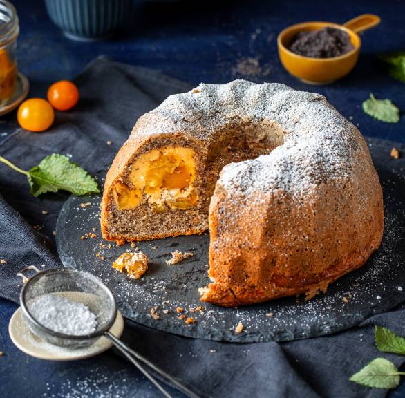 Mohn-Mirabellen-Gugelhupf mit Zitronenmelisse
