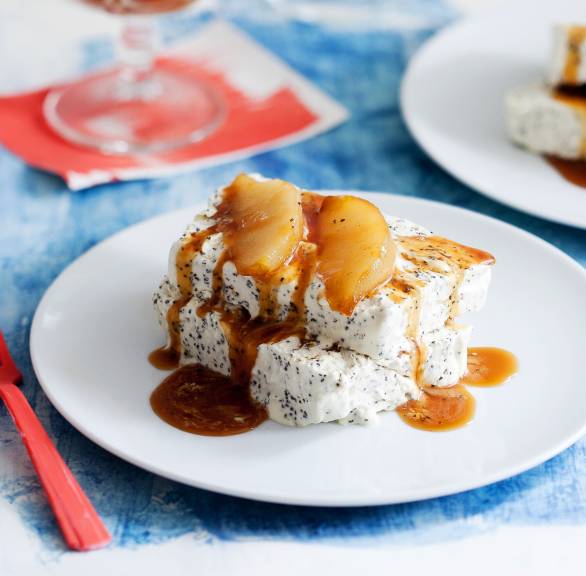 Mohn-Semifreddo mit Birnenkompott