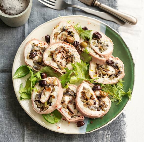 Mortadella-Röllchen mit Mozzarella-Gemüse-Füllung