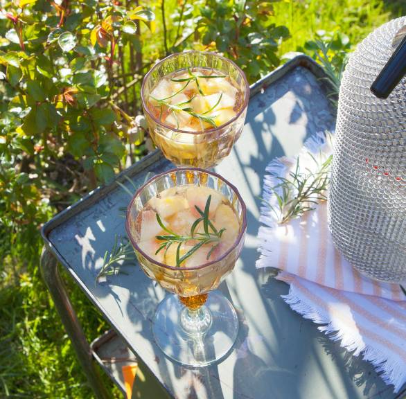 Nektarinen-Rosmarin-Bowle