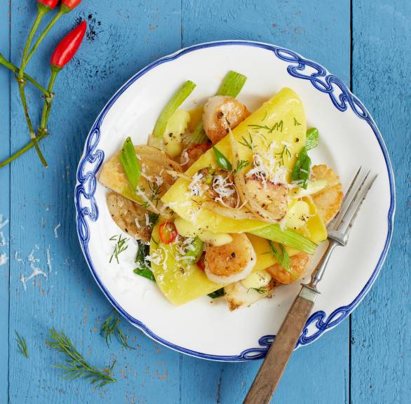 Offene Jakobsmuschel-Lasagne mit Safransoße und Fenchel