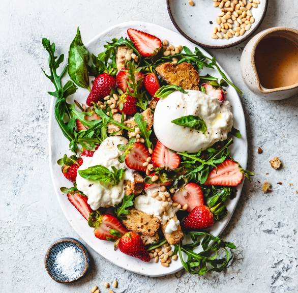 Panzanella mit Erdbeeren, Burrata und Pinienkernen