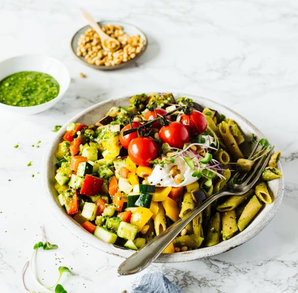 Pestopenne mit Gemüse und Burrata