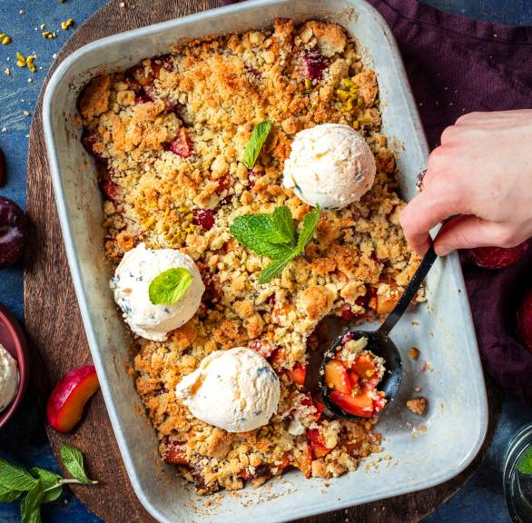 Pflaumencrumble mit Ricotta-Minz-Eis