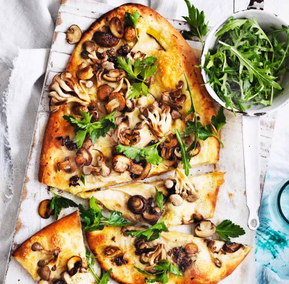 Pizza mit Knoblauchpilzen und Rucola