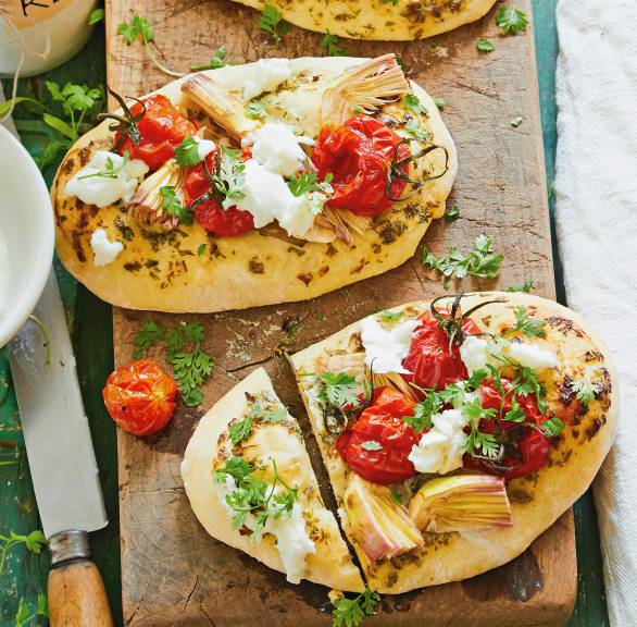 Pizzafladen mit Artischocken, Tomaten, Mozzarella und Kerbel