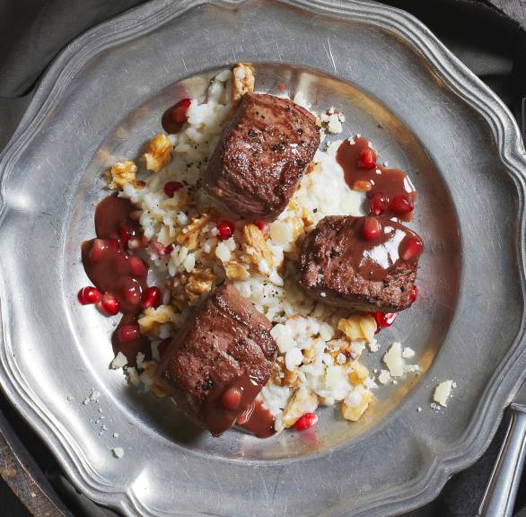 Rehmedaillons mit Rotwein-Granatapfel-Soße und Walnussrisotto