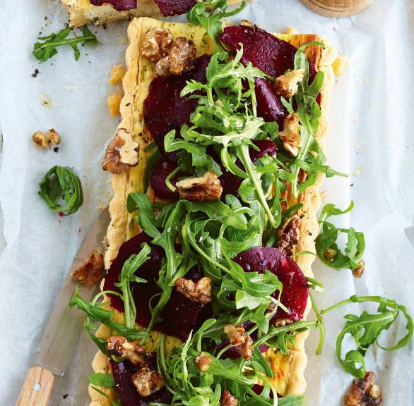 Ricotta-Ziegenkäse-Quiche mit Roter Bete und Rucola