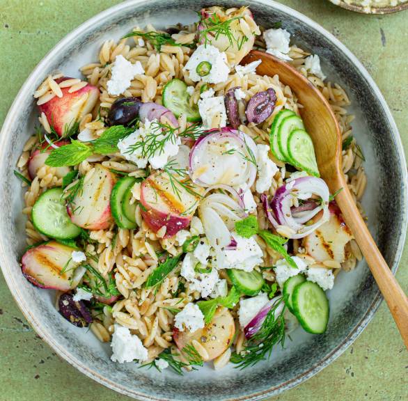 Risoni-Feta-Salat mit gegrillten Pfirsichen