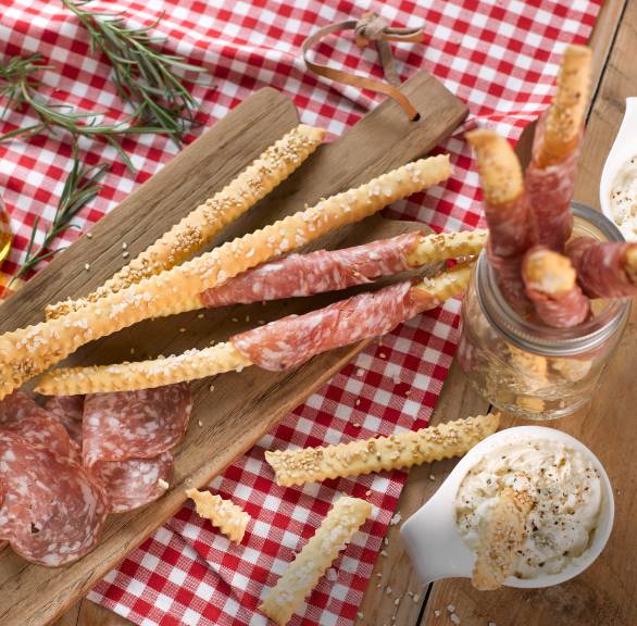 Salami-Grissini mit Gorgonzola-Dip