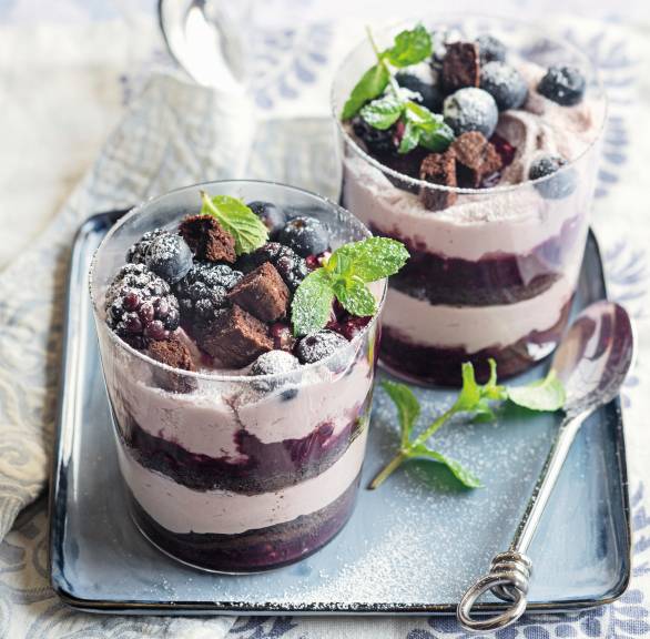 Schichtdessert mit Schokolade, Blaubeeren und Brombeeren