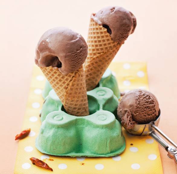 Selbstgemachtes Schoko-Chili-Eis als Kugeln in Waffelhörnchen angerichtet