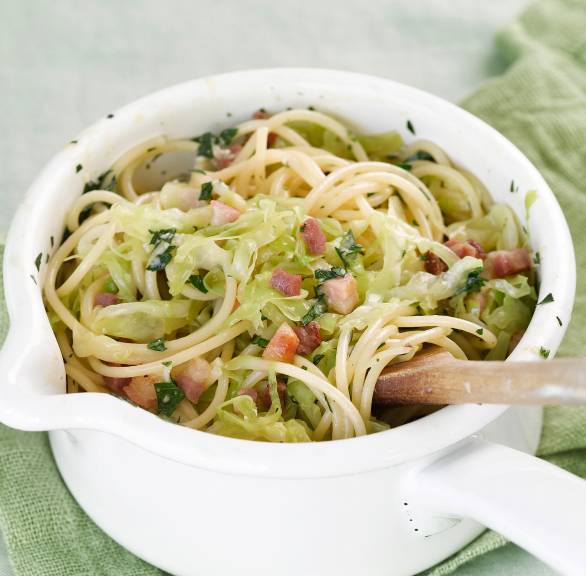 Spitzkohl-Spaghetti-Mischung in einer Schüssel mit Carbonara-Sauce