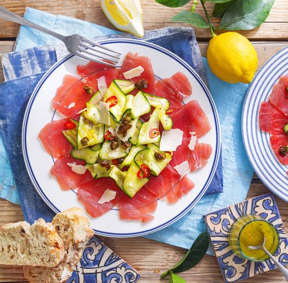 Thunfischcarpaccio mit Zucchini & frittierten Kapern