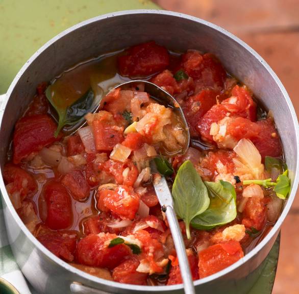 Brotsuppe in einem Topf auf einem Holztisch