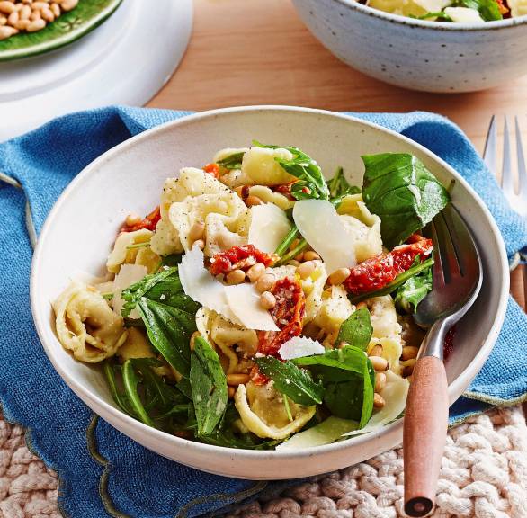 Tortellini mit Parmesan, Pinienkernen und Rucola