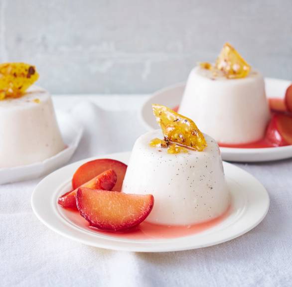 Vegane Mandelpannacotta mit Pflaumen
