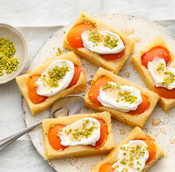 Veganer Aprikosen-Polentakuchen mit Pistazien