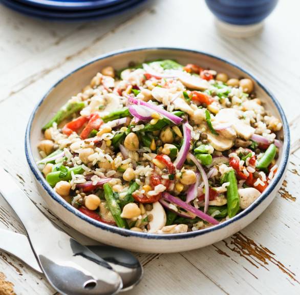 Veganer Reissalat mit Linsen, Kichererbsen und Gemüse