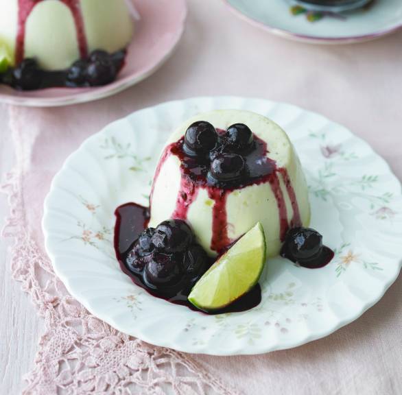 Weiße-Schokoladen-Pannacotta mit Blaubeerkompott