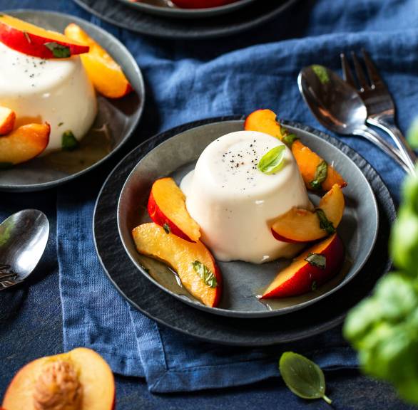 Zitronen-Pannacotta mit marinierten Basilikum-Nektarinen