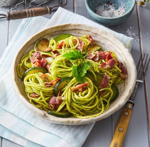 Zucchini-Spaghetti mit Pesto und Pancetta