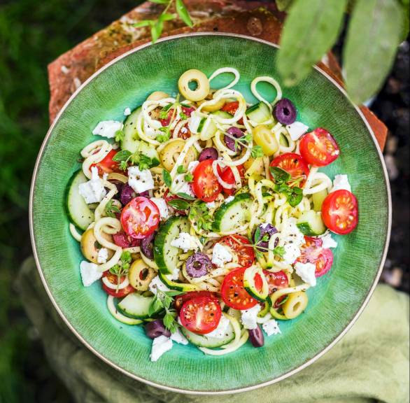 Zucchinisalat mit Tomaten, Gurke und Oliven