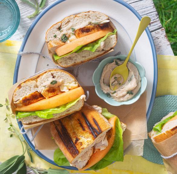 Ein Teller mit Panini mit Hähnchenbrustfilet, Melone und Büffelmozzarella