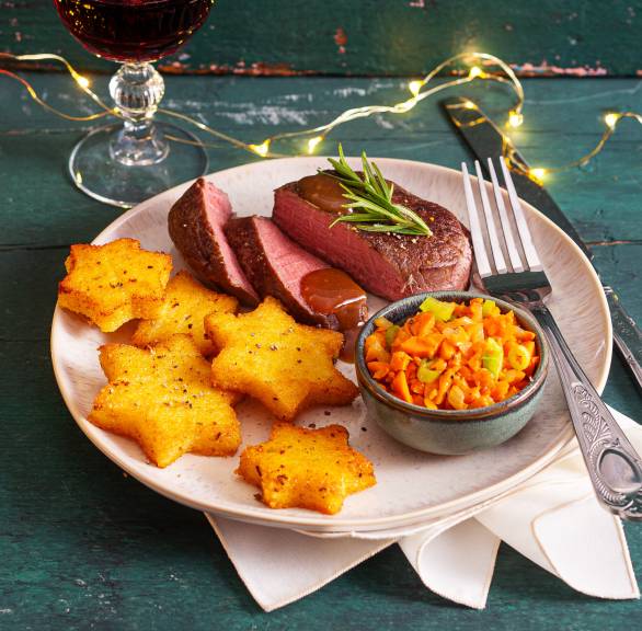 Sous-Vide-Rindermedaillons mit Polentasternen und Karottensalat