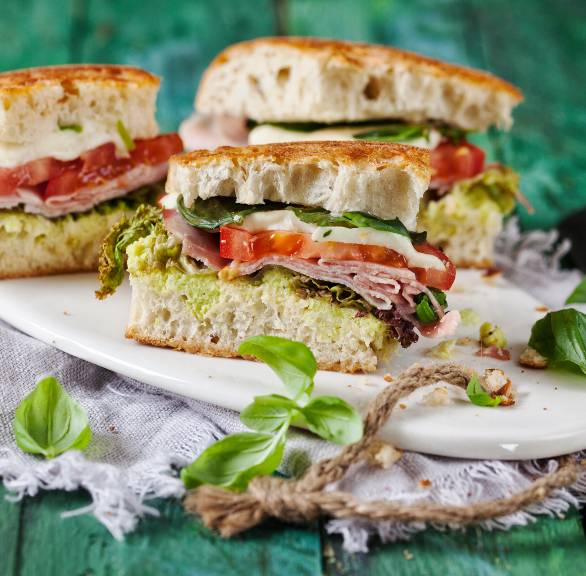 Panini mit Tomate, Mozzarella, Schinken und Avocadocreme