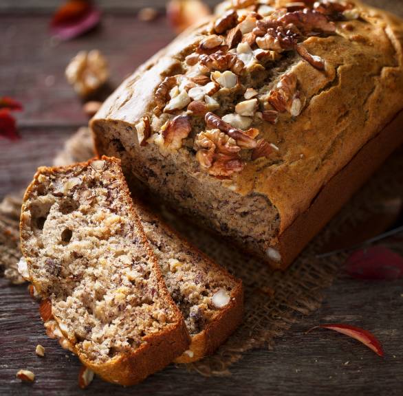 Nussbrot angeschnitten auf einem Holzbrett