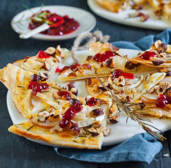 Ziegenkäseecken mit Birne, Rosmarin, Haselnüssen und Preiselbeeren