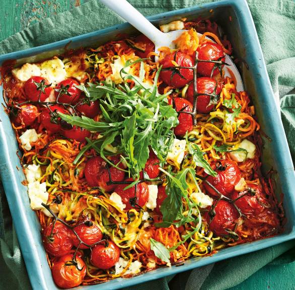 One Pot aus dem Ofen in einer Auflaufform mit Süßkartoffeln, Feta, Zucchini und Kirschtomaten