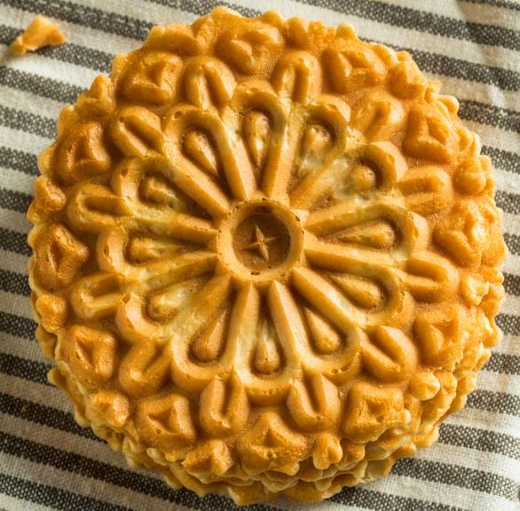 Pizzelle-Waffeln gestapelt von oben auf einem Tisch mit Tischdecke