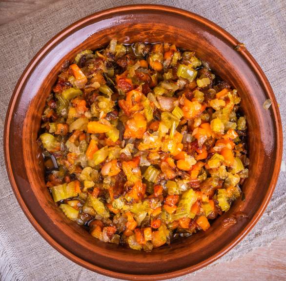 Soffrittogemüse in einem runden Steinguttopf von oben