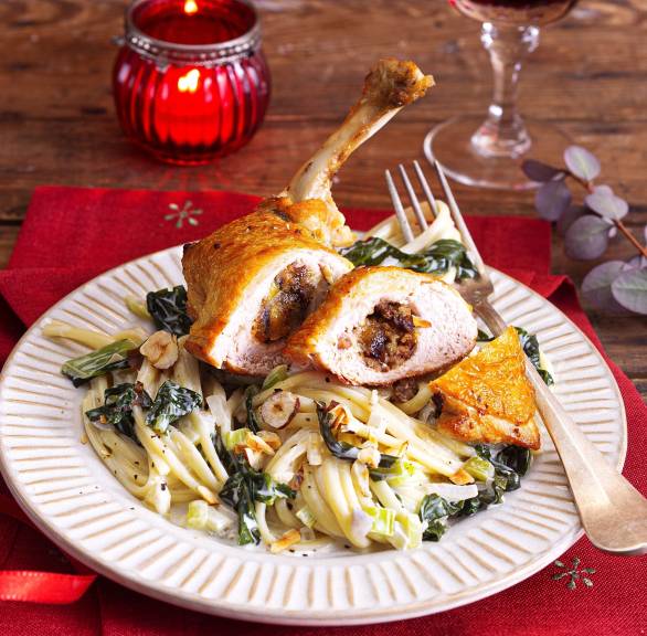 Fein gefüllte Perlhuhnbrust mit cremigen Mangold-Linguine