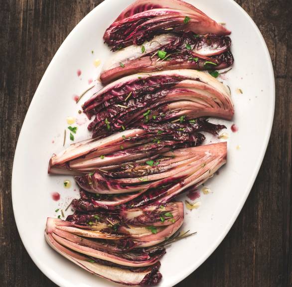 Radicchio al forno auf einem ovalen Teller angerichtet