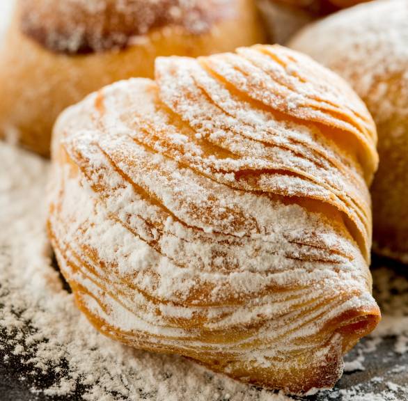 Sfogliatelle mit Puderzucker bestäubt im close up